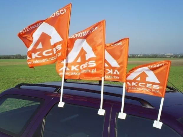 Flagi reklamowe na samochodzie