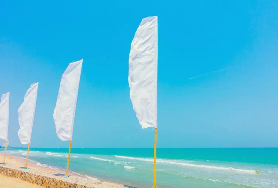 Białe windery na plaży